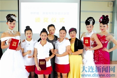 2014年全國職業院校中職組美發與形象設計專業技能大賽，大連女子職專學生任雪娜、丁琳琳、張東奇分獲兩金一銀的佳績，指導教師趙舒琪、于竺平獲評優秀指導教師。