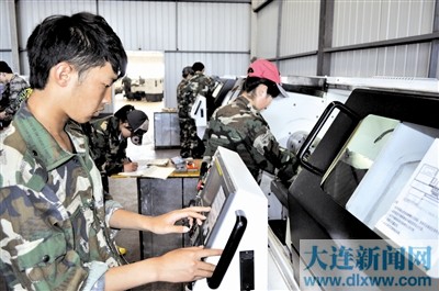 長興島職校數控專業的學生在實訓操作。