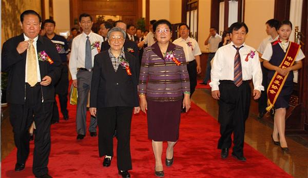 全國政協副主席錢正英（左一）、十五屆中央委員顧秀蓮（左三）、國務院扶貧主任，政協常委胡富國（左一）、北方汽車專修學校曹振峰董事長（右一）在人民大會堂共同出席北方學校七千萬扶貧工程