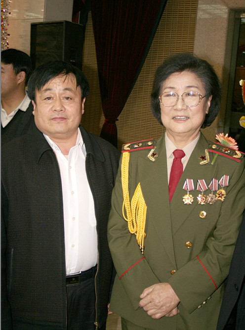 全國一級演員，政協委員馬玉濤（右一）與曹振峰同志合影
